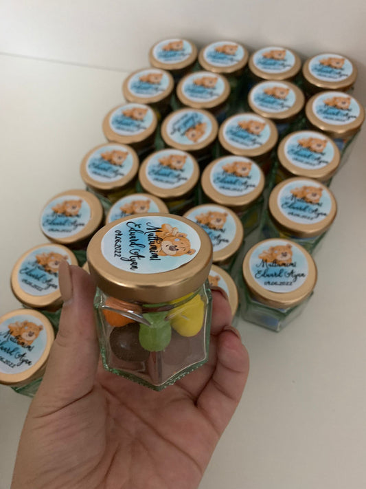 Borcan cu bomboane colorate și alune în ciocolată