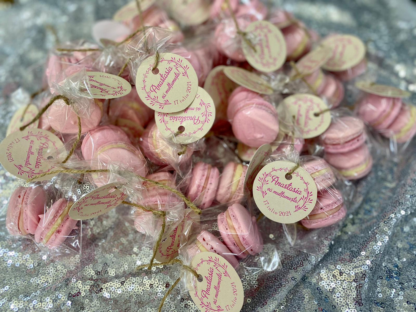 Pachet cu 2 macarons în punguță cu etichetă personalizată