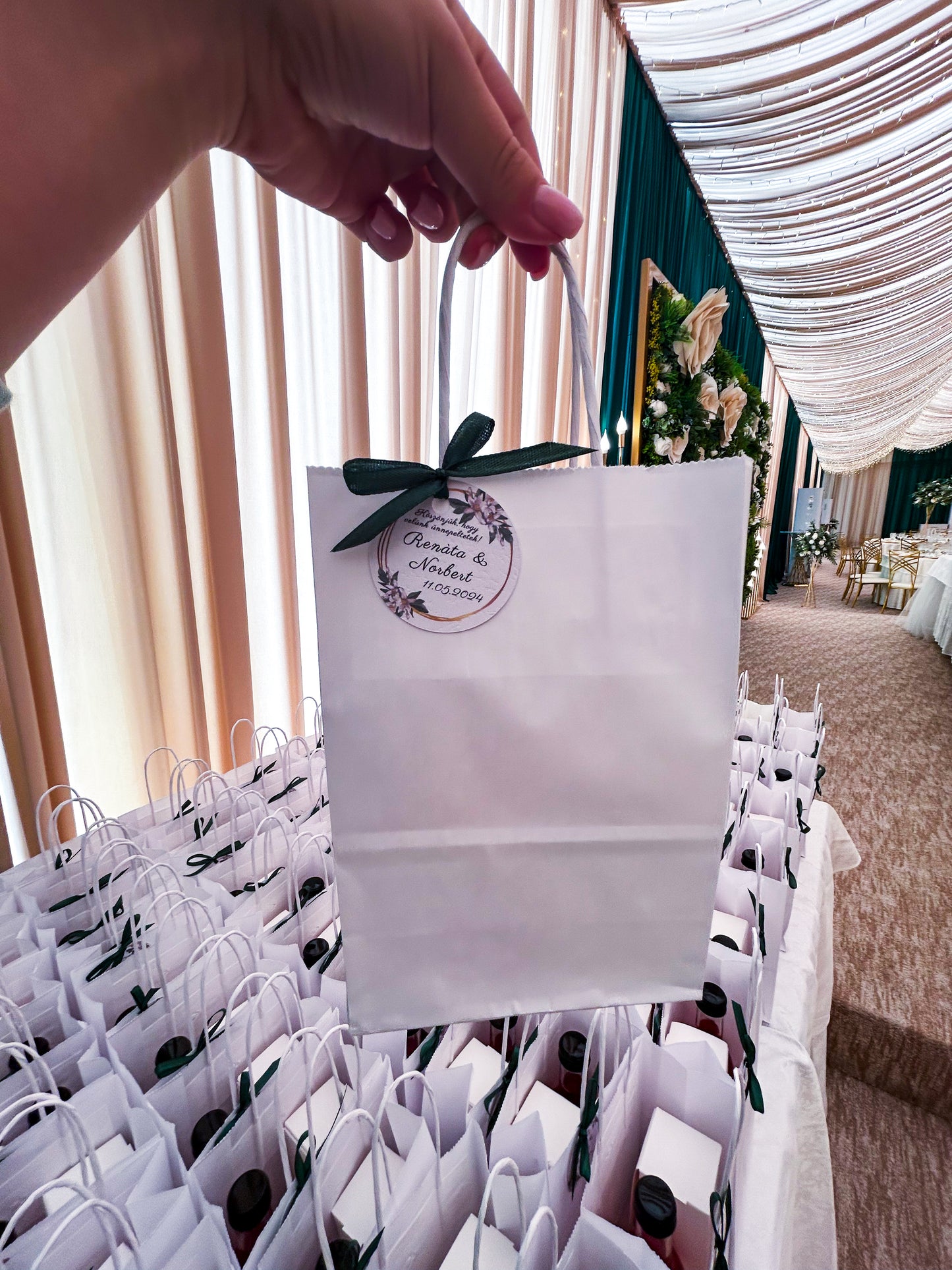 Pungă elegantă de hârtie cu etichetă și fundiță