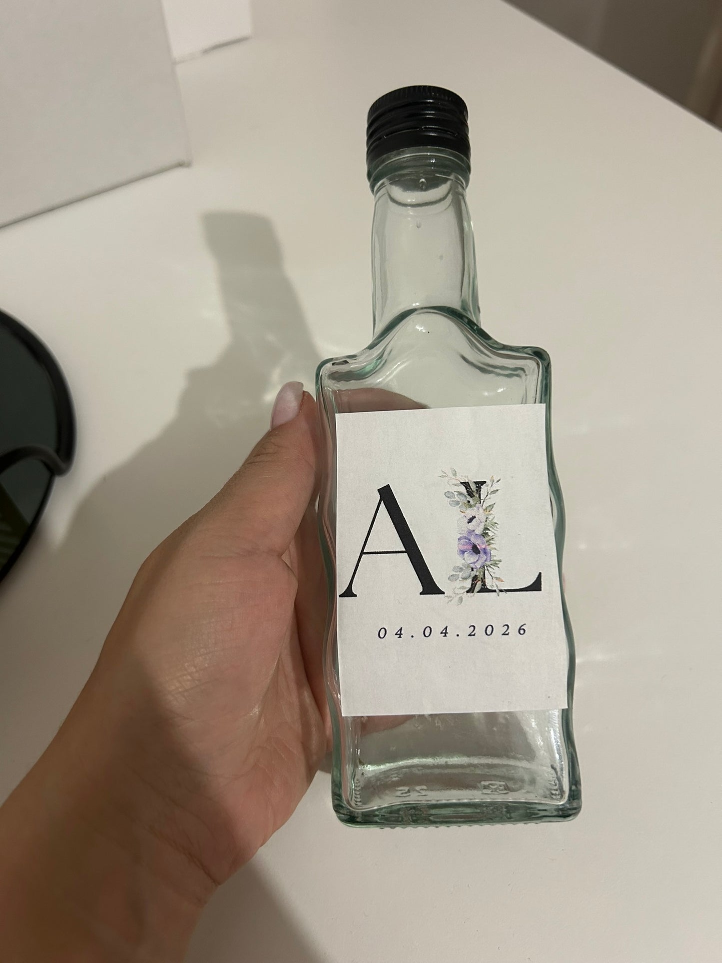 Pachet elegant cu baton de ciocolată de casă și sticlă pentru băutură