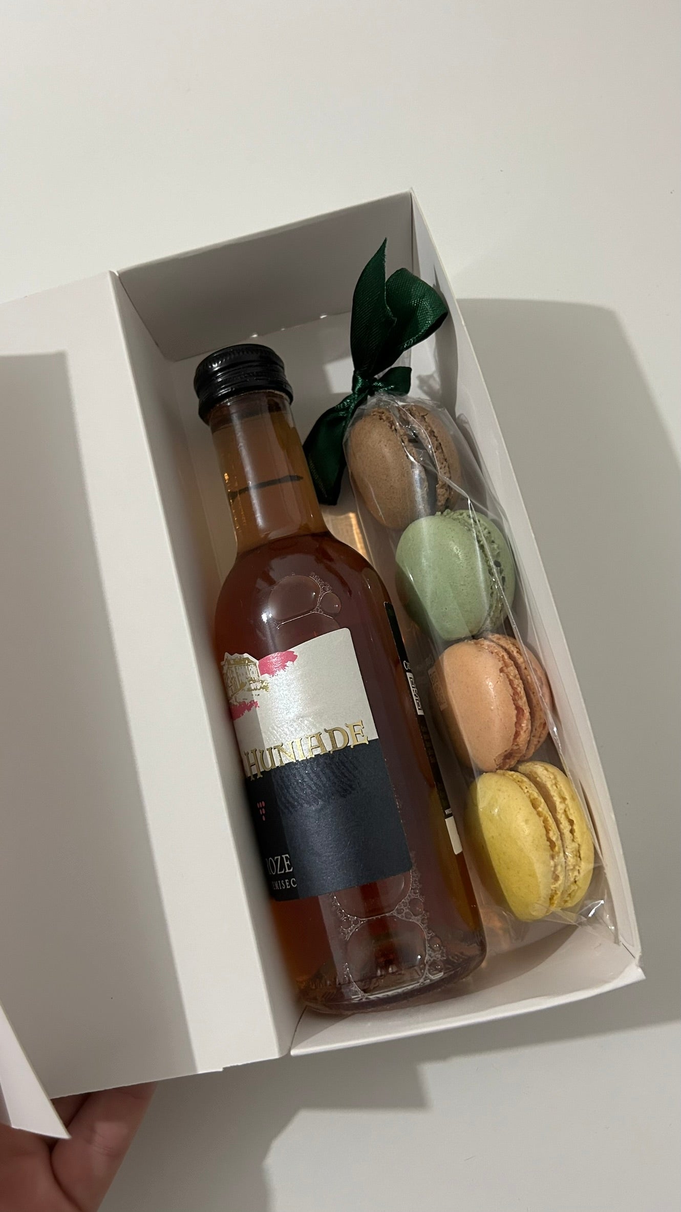 Pachet cu Vin și macarons