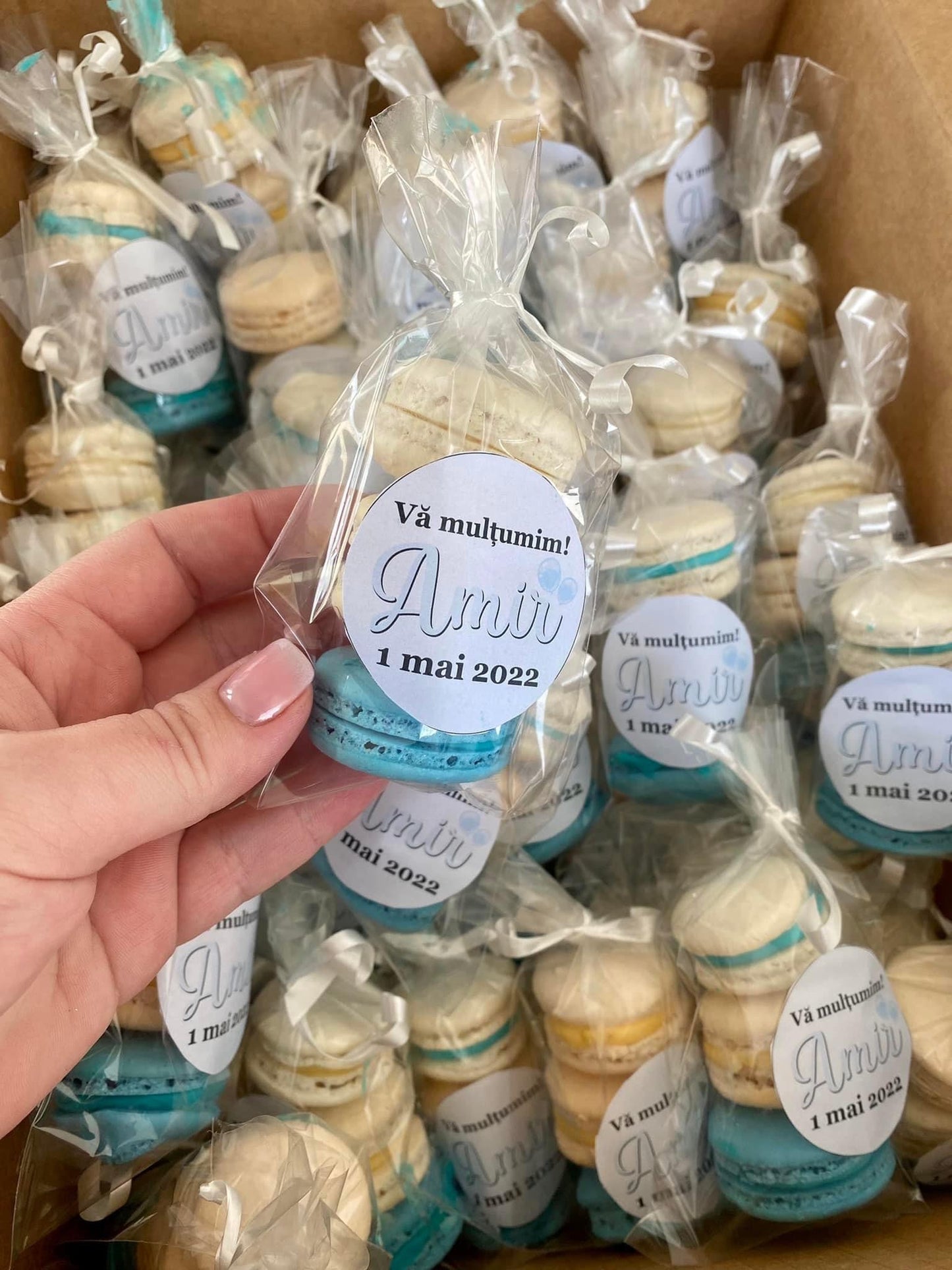 Pachet cu 3 macarons în punguță cu etichetă personalizată