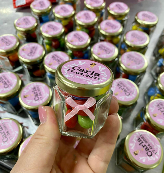 Borcan cu bomboane colorate și alune în ciocolată