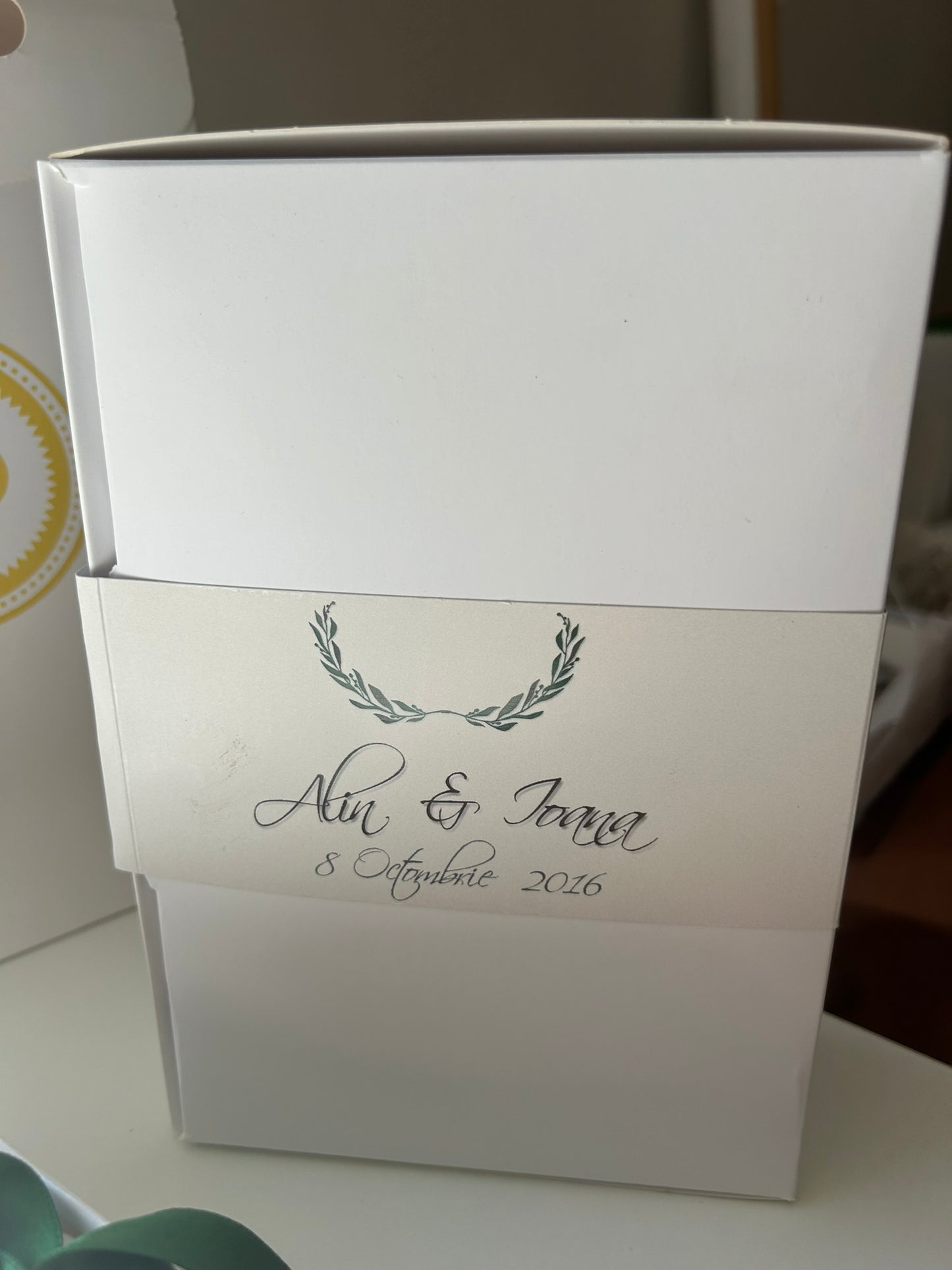 Cutie mărturii cu banderolă din carton personalizată