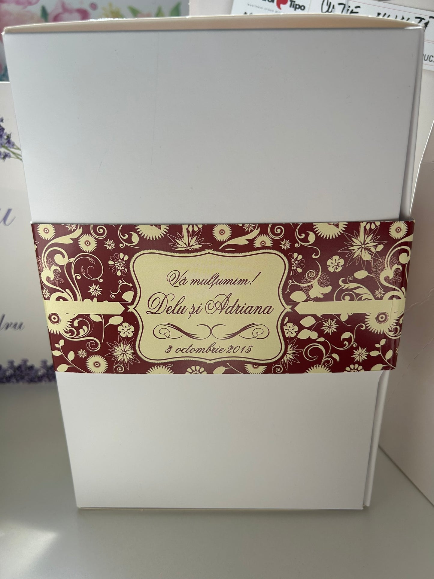 Cutie mărturii cu banderolă din carton personalizată