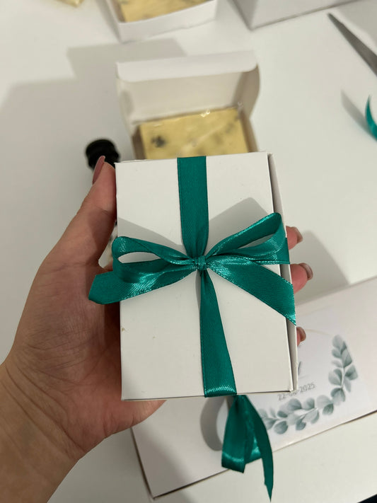 Pachet elegant cu baton de ciocolată de casă și sticlă pentru băutură