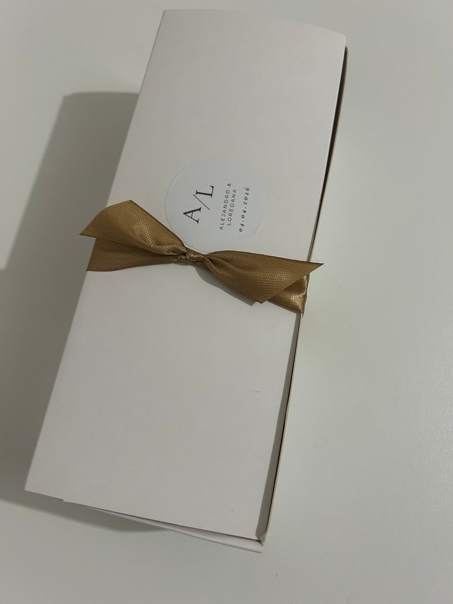 Pachet elegant cu baton de ciocolată de casă și sticlă pentru băutură