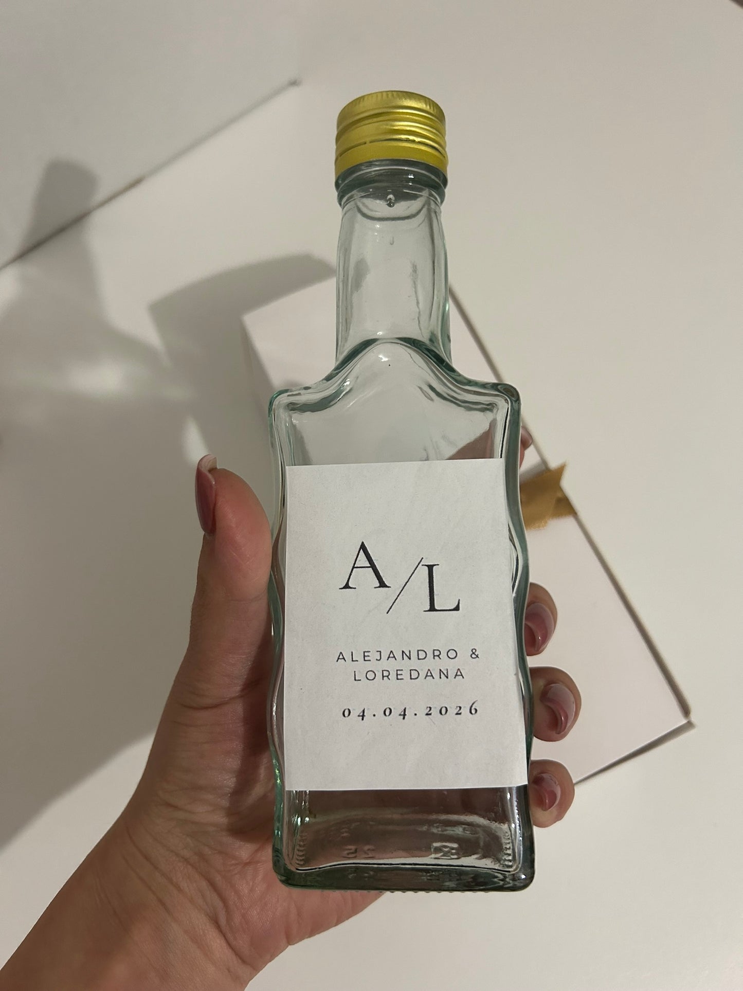 Pachet elegant cu baton de ciocolată de casă și sticlă pentru băutură