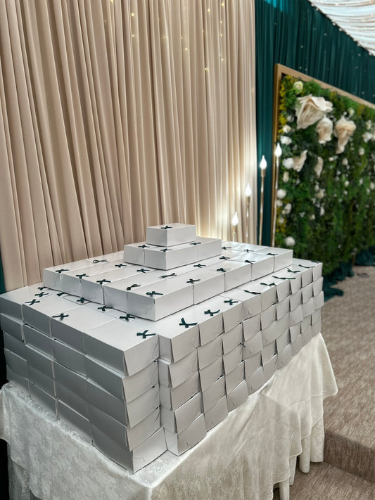 Cutie argintie cu fundiță