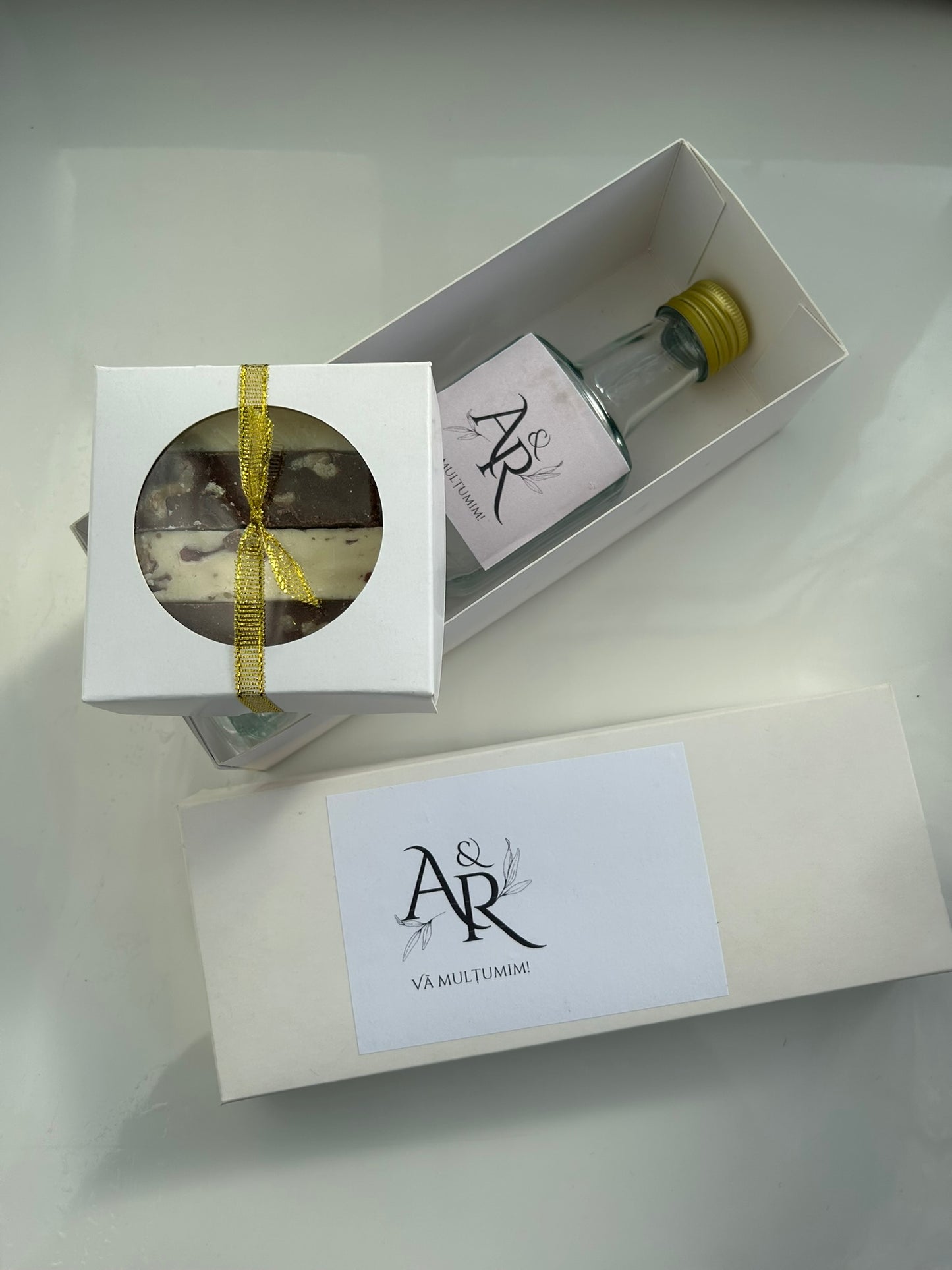 Pachet elegant cu mix baton de ciocolata de casa si sticla pentru tuica cu eticheta si dop